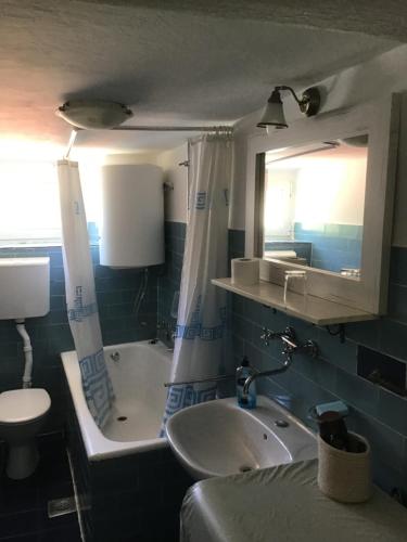 uma casa de banho com um lavatório, uma banheira e um WC. em Apartments Subotic em Risan