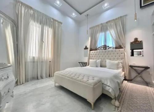 Un pat sau paturi într-o cameră la Villa corniche le luxe au près de la mer