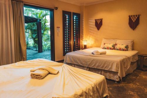 2 camas con toallas en un dormitorio en Pousada Meeting Point & KiteSchool, en Cumbuco