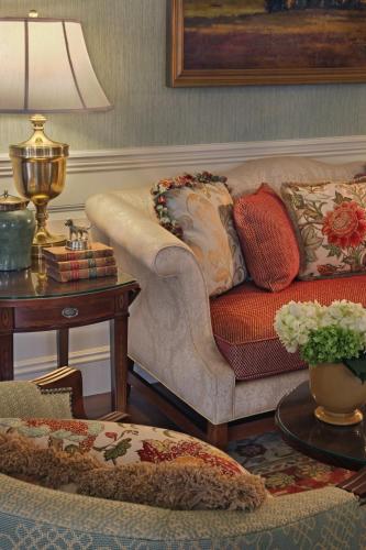 a living room with a couch and a table with a lamp at Inn on Boltwood in Amherst