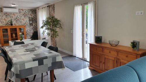 une salle à manger avec une table et des chaises dans une pièce dans l'établissement LA FIGUIERA de 1 à 4 personnes, à Lavergne