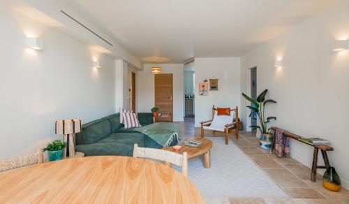 un salon avec un canapé vert et une table dans l'établissement SIENNA, appartement 3 chambres en résidence, à Saint-Tropez