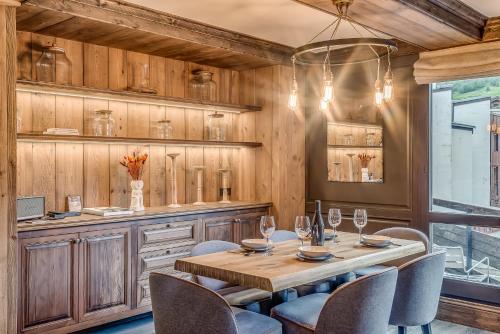 a dining room with a table and chairs at Appartement CHEVRIL à l'Hôtel LE VAL D'ISERE in Val dʼIsère