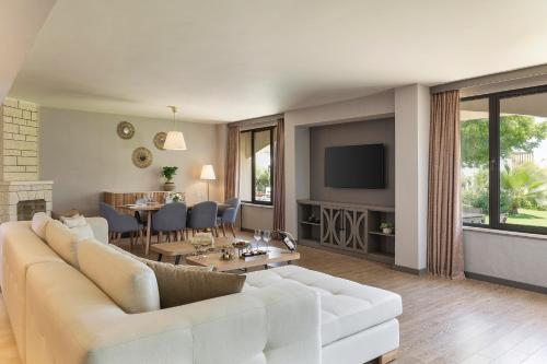 TV a/nebo společenská místnost v ubytování Sirene Belek Hotel