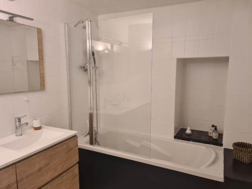 Koupelna v ubytování Mézange Bleue - Près du canal d'Ille et Rance