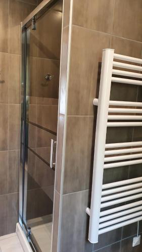 une douche avec une porte vitrée dans une salle de bain dans l'établissement LA FIGUIERA de 1 à 4 personnes, à Lavergne