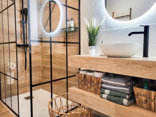 a bathroom with a sink and a mirror at NEWQUAY in Playa de las Americas