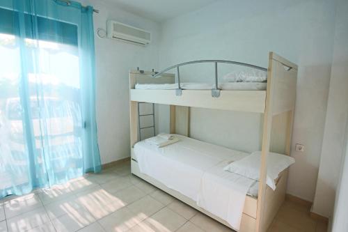 - une chambre avec 2 lits superposés dans l'établissement Villa Oscania, à Georgioúpoli