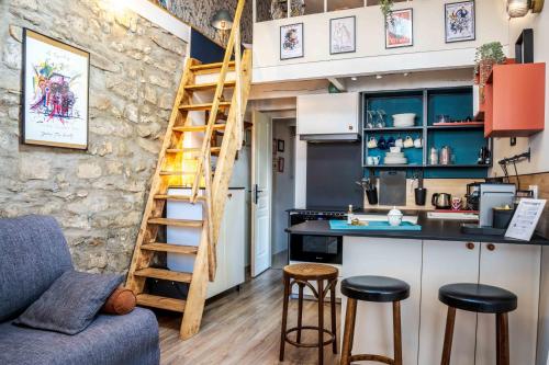 a tiny kitchen with a ladder and stools at Gîte Le Carpe diem Milly-la-Forêt in Milly-la-Forêt