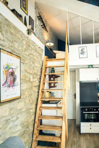 a spiral staircase in a tiny house at Gîte Le Carpe diem Milly-la-Forêt in Milly-la-Forêt