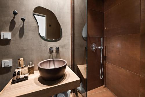 a bathroom with a bowl sink and a shower at Kera Neme in Neméa