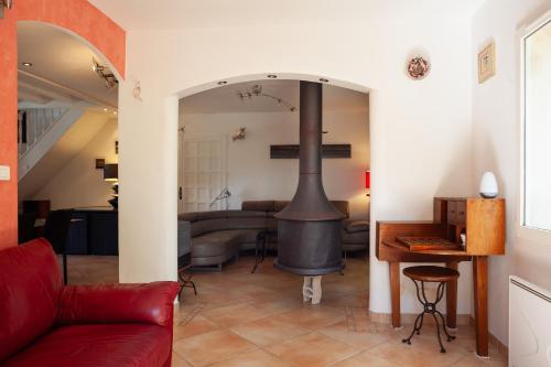 - un salon avec une cuisinière au milieu d'une pièce dans l'établissement Villa kitesurf 350m plage de sable, à Six-Fours-les-Plages