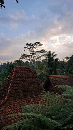 a view of the roofs of houses with plants at Sebatu Tulen Villa in Tegalalang