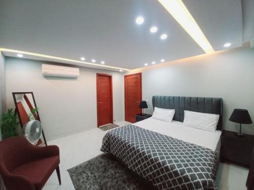 Кровать или кровати в номере Con Stay Luxury Apartments Bahria Town Lahore