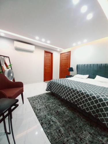 Кровать или кровати в номере Con Stay Luxury Apartments Bahria Town Lahore