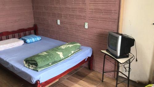 Tempat tidur dalam kamar di Pousada do Bololo