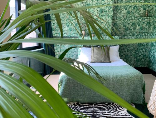 ヘントにあるMaison d'Artisteの緑のベッドルーム(ベッド1台、植物付)