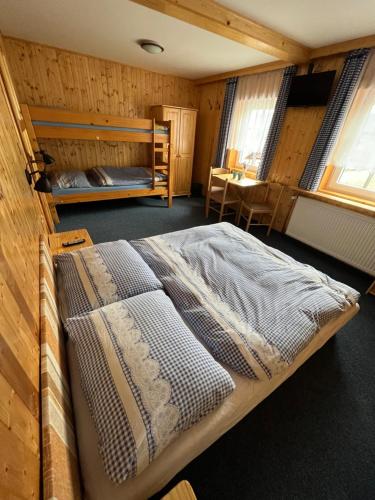 ペツ・ポト・スニェシュコウにあるPenzion Bílá Labuťの木製の部屋にベッド1台が備わるベッドルーム1室があります。