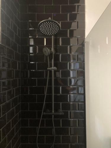 een zwarte bakstenen muur met een douche in de kamer bij Captivating 2-Bed Apartment in Madrid in Madrid