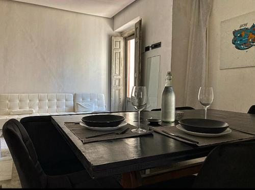 een eettafel met 2 glazen en een fles bij Captivating 2-Bed Apartment in Madrid in Madrid