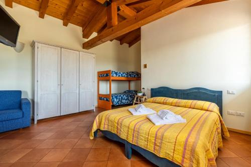 een slaapkamer met een bed en een blauwe stoel bij L'Oro Rosso in Marostica