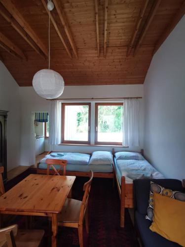 una sala de estar con un sofá y una mesa en Cosy room in the nature, en Graz