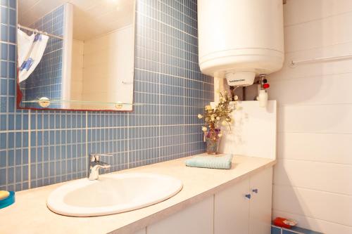 een badkamer met een wastafel en een spiegel bij Appartement Climatis 5min Pied in Six-Fours-les-Plages