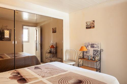 een slaapkamer met een bed en een spiegel bij Appartement Climatis 5min Pied in Six-Fours-les-Plages