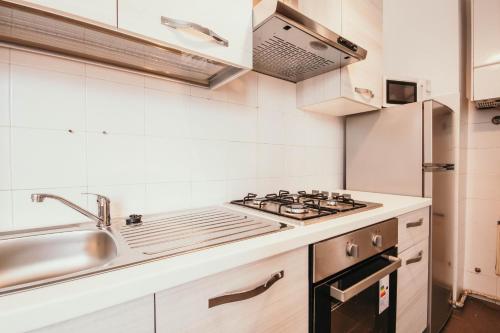 Il comprend une cuisine équipée d'une cuisinière et d'un évier. dans l'établissement Appartamento Cairoli - Affitti Brevi Italia, à Varèse