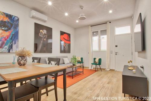 a living room with a table and chairs in it at Apartamento Lokys centro ciudad, parking privado gratuito in Murcia