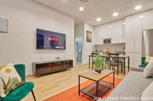 a living room with a couch and a table at Apartamento Lokys centro ciudad, parking privado gratuito in Murcia