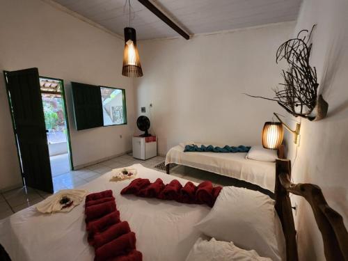 um quarto com duas camas com assentos vermelhos em Pousada Vila Gaia em Santo André
