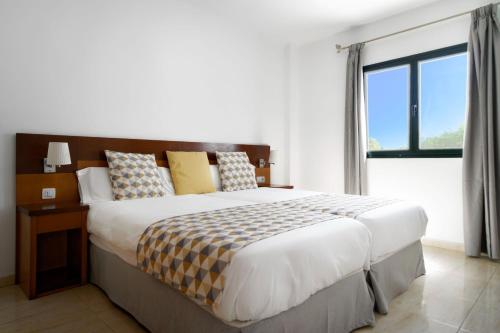 Ένα ή περισσότερα κρεβάτια σε δωμάτιο στο Apartment at 50m from the ocean, with Wifi and pool, in Puerto del Carmen
