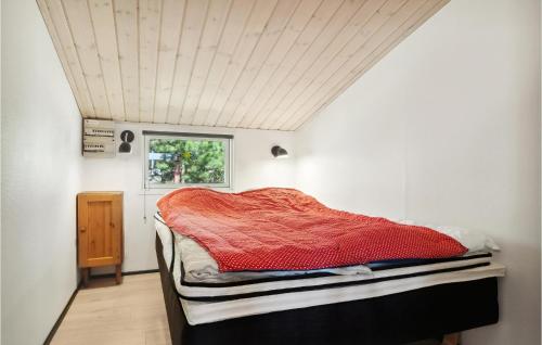 Cama en habitación con techo en Beautiful Home In Sby With Wifi, en Saeby