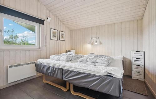Un dormitorio con una cama grande y una ventana en Amazing Home In Hovborg With Kitchen, en Hovborg