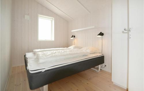 ヴィデ・サンデにあるAwesome Home In Hvide Sande With 4 Bedrooms, Sauna And Wifiの窓付きの部屋のベッド1台