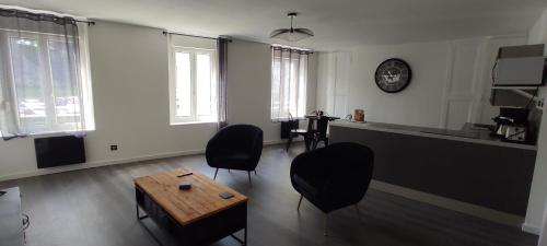 un salon avec deux chaises et une table dans l'établissement Les temps modernes, à Boulogne-sur-Mer