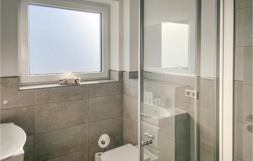 Lovely Apartment In Bad Salzungen With Kitchen في باد سالزونغين: حمام مع مرحاض ومغسلة ونافذة