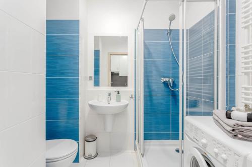 ワルシャワにあるChill Apartments Studioのバスルーム(トイレ、洗面台、シャワー付)