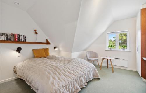 ブラーバンドにあるAwesome Home In Blvand With 4 Bedrooms, Sauna And Wifiの白いベッドルーム(ベッド1台、テーブル付)