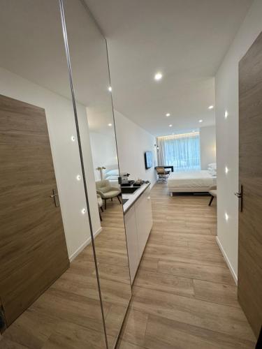 une chambre avec une porte en verre et une chambre dans l'établissement Le cap dagde, au Cap d'Agde