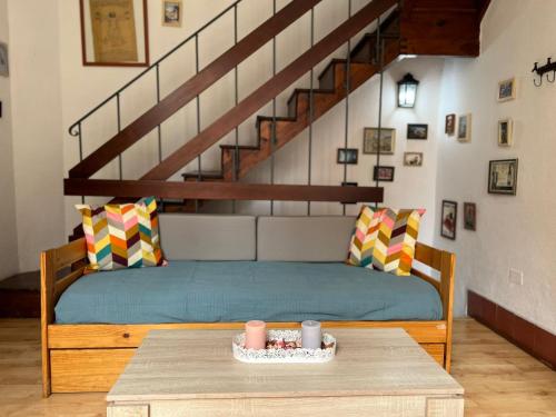 - une chambre avec un lit, une table et un escalier dans l'établissement MacGregor Apartment, à Malaga