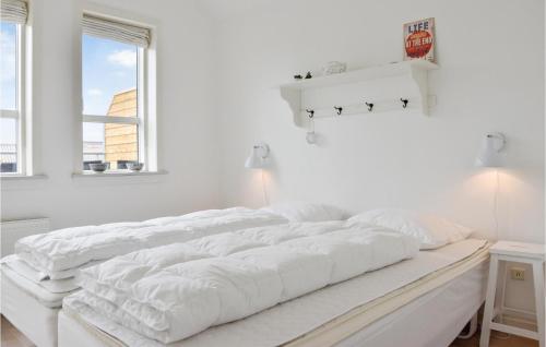 ThorsmindeにあるBeautiful Home In Ulfborg With 2 Bedrooms, Sauna And Wifiの白いベッドルーム(大きな白いベッド1台付)