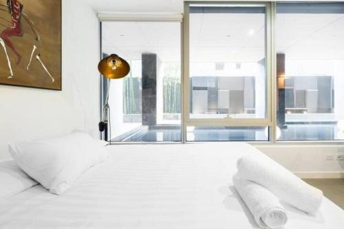 Postel nebo postele na pokoji v ubytování Modern Cosmopolitan Retreat on Toorak Rd