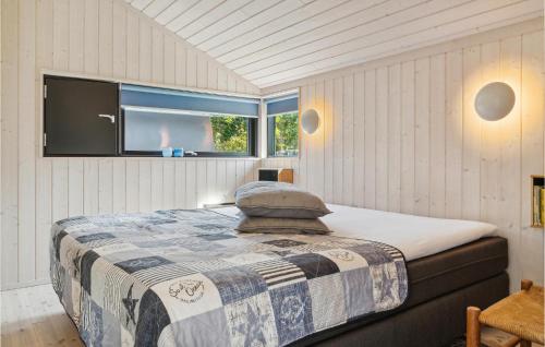 1 dormitorio con 1 cama y TV en la pared en 3 Bedroom Amazing Home In Holbk, en Holbæk