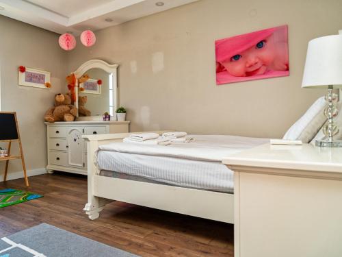 una camera con un letto con un dipinto rosa sul muro di Lux Villa w Balcony Pool Sauna Garden in Antalya a Antalya (Adalia)
