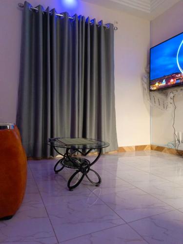 una mesa en una habitación con TV y pantalla en Reserva africa 3D, en Lomé