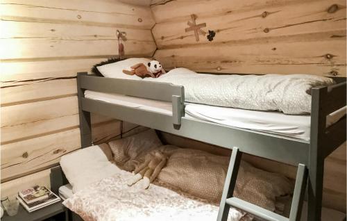 a room with two bunk beds in a cabin at Stunning Apartment In Edland With 2 Bedrooms in Vågsli