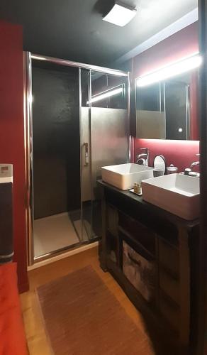 une salle de bain avec deux lavabos et une douche dans l'établissement La Ginente studio, à Argilliers