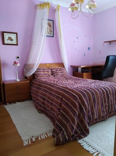a bedroom with a bed with pink walls at Global Guest in Sintra